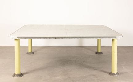 Studio SOTTSASS Associati.
Imposanter Tisch mit ei