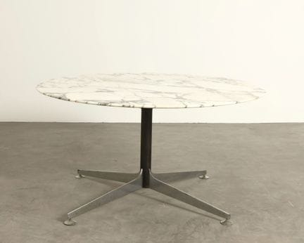 Florence KNOLL (1917–2019), im Stil von.
Runder Es