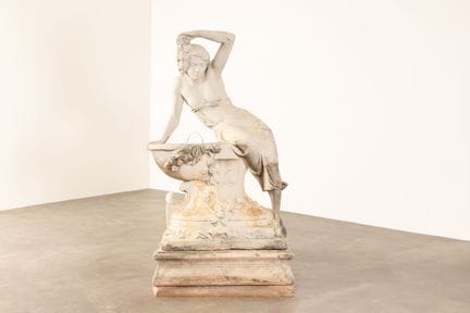 Fontana in pietra ricostituita raffigurante una ve