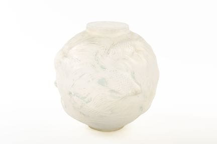 René LALIQUE (1860–1945). 
Kugelförmige Vase, Mode