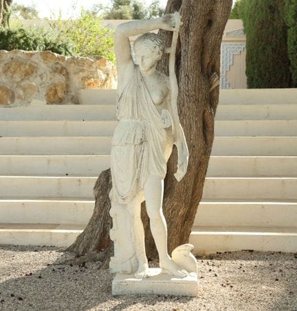 Diane, die Jägerin.
Gartenskulptur aus Kunststein.