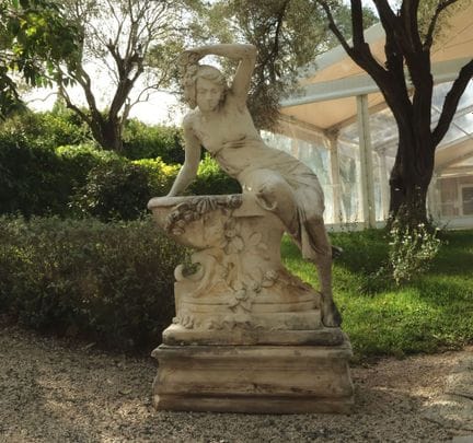 Brunnen aus Kunststein, der eine Vestalin darstell