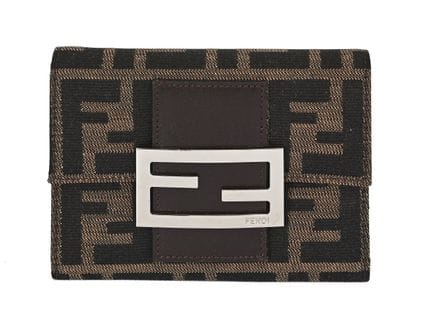 FENDI 钱包
Zucca 帆布材质，配以皮革镶边。银色调品牌标识。尺寸：13×9×2 厘米。