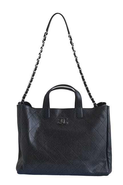 SAC À MAIN CHANEL
Cuir grainé noir. Ferrures argen