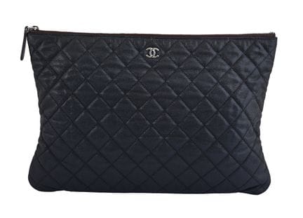 POCHETTE CHANEL
Cuir caviar noir. Finitions argent