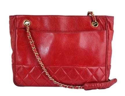 SAC À BANDOULIÈRE VINTAGE CHANEL
Cuir d'agneau rou