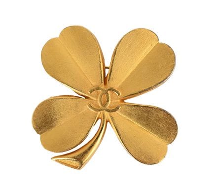 CHANEL-BROSCHE
Kamelienblüte aus vergoldetem Metal