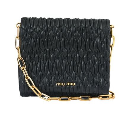 SAC À BANDOULIÈRE MIU MIU
Cuir noir. Ferrures doré