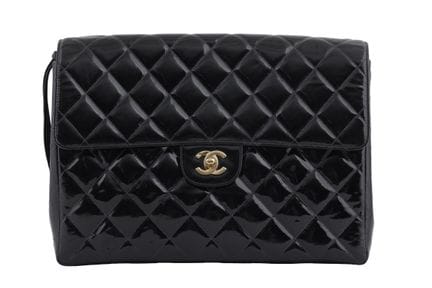 SAC À DOS VINTAGE CHANEL
Cuir enduit noir. Ferrure