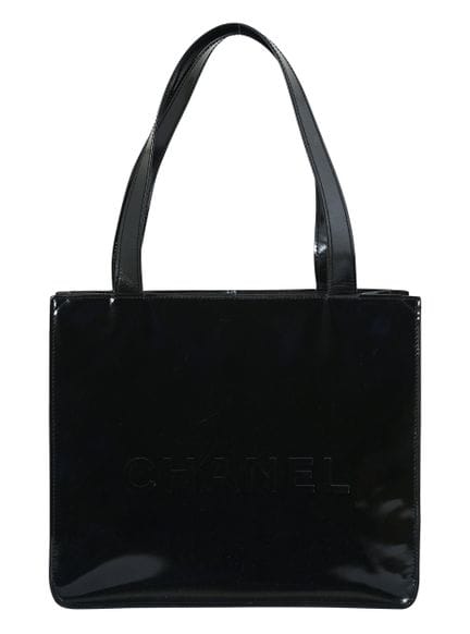 SAC À BANDOULIÈRE VINTAGE CHANEL
Cuir enduit noir.