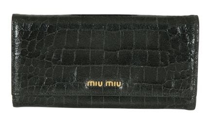 MIU MIU 一款钱包
鳄鱼纹压花黑色皮革。镀金五金件。11×6×2 厘米。