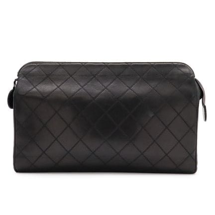 POCHETTE VINTAGE CHANEL
Cuir d'agneau noir orné de