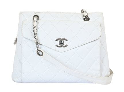 SAC À BANDOULIÈRE VINTAGE CHANEL
Cuir caviar blanc