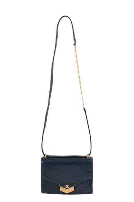 SAC À BANDOULIÈRE CHANEL VINTAGE
Cuir bleu foncé à