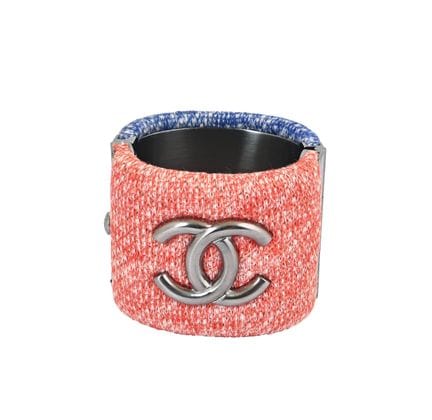CHANEL-ARMBAND
Blauer und roter Tweed. Silberfarbe