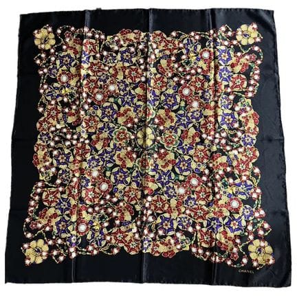 CHANEL A SCARF
Made of silk. 90X90 cm.