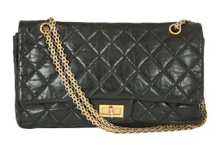 SAC À BANDOULIÈRE CHANEL 2.55
Cuir noir métallisé.