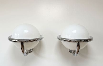 Paire d'appliques sphère blanches 
Plastique et mé