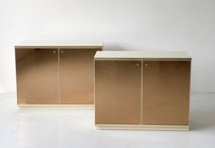 RENATO 品牌，Metal Arte 出品
一对白色烤漆边柜，正面为双扇镜面开门
高 75 厘米