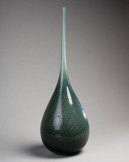 MURANO - Siglo XX
JARRÓN en forma de pera, de cuel