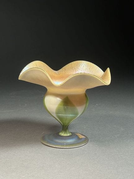 Louis COMFORT TIFFANY (1848-1933) 
COPA sobre pie 