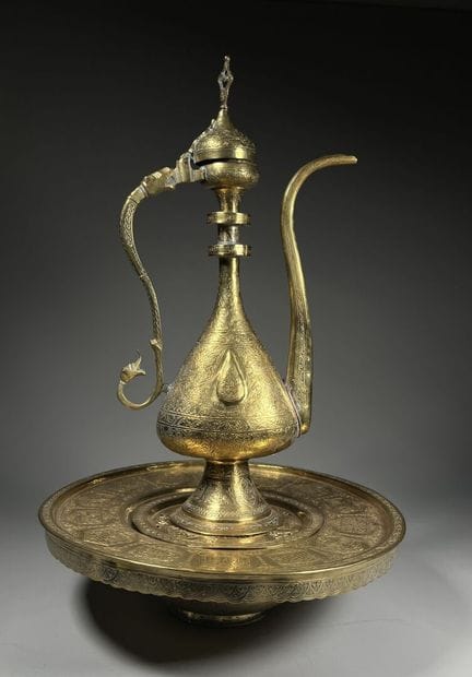 AIGUIERE et son bassin à décor de cartouches et de