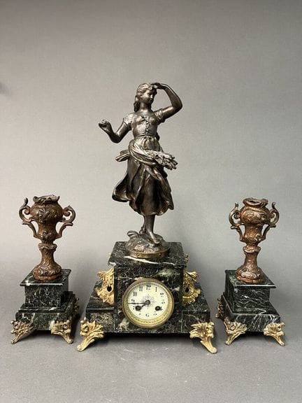 GARNITURE de cheminée figurant une paysanne revena