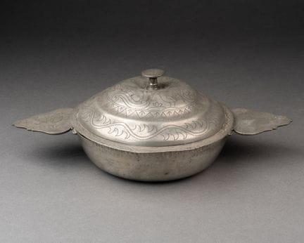 EAR CUP with stylized decoration of birds in a lan
