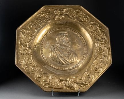 Due PIATTI decorativi con i profili di Enrico IV e