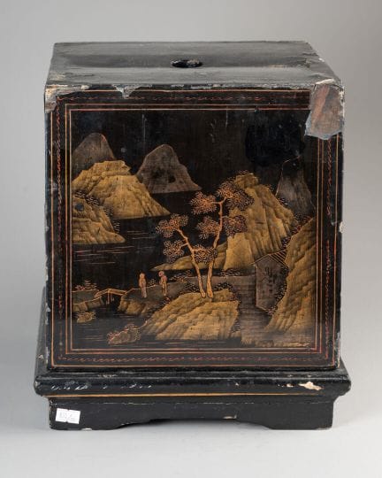 CHINE - XIXe siècle
BOITE cubique à décor de scène