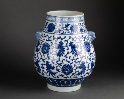 CHINE - XXe siècle 
VASE piriforme sur piédouche à