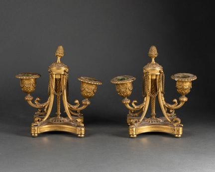 Coppia di CANDELIERE a due bracci 
Bronzo cesellat