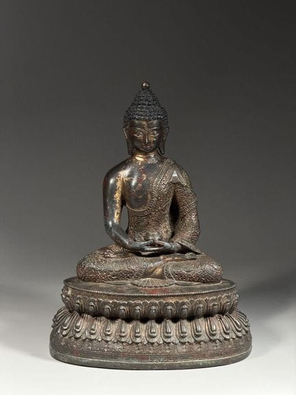 CHINE - XXe siècle 
BOUDDHA assis sur un double lo