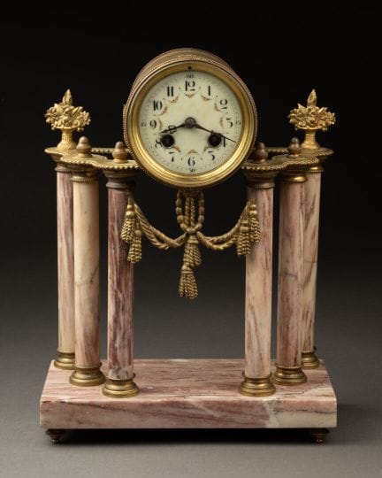 GARNITURE de CHEMINEE comprenant une PENDULE porti