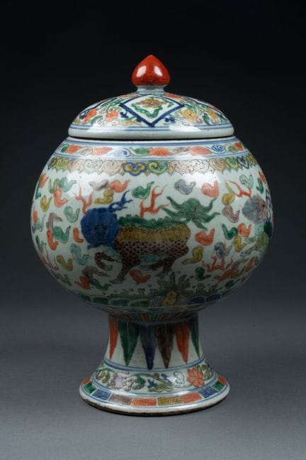 CHINE - XIXe siècle 
VASE couvert sur piédouche à 