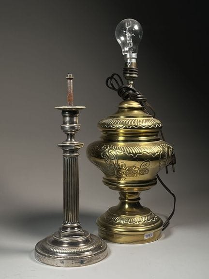 Due LAMPADE non abbinate 
Ottone e metallo argenta