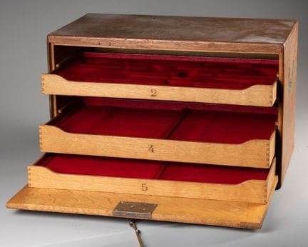 COFFRET de ménagère en bois, ouvrant par un vantai