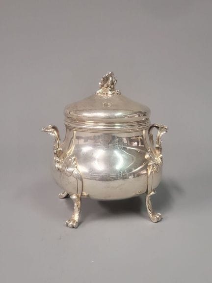 Lidded sugar bowl resting on four legs 
Louis XV-s