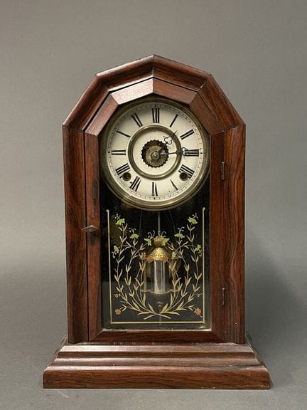 PENDULE à balancier 
Le cadran émaillé blanc indiq