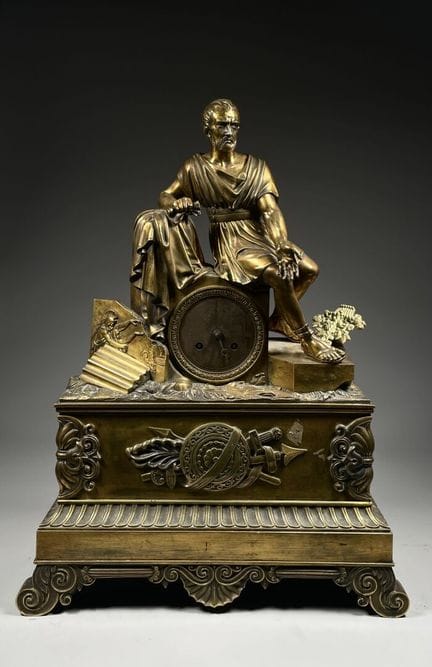 PENDULE de CHEMINEE au Philosophe 
Elle figure un 