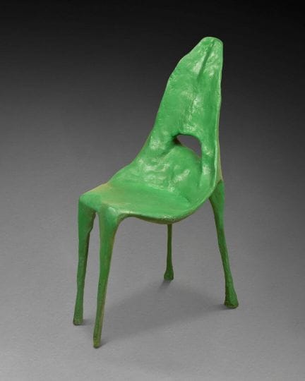 CHAISE 
Résine teintée vert 
H. 101 cm
