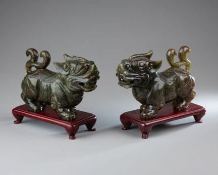 CHINE - XXe siècle
Deux CHIENS de Fô 
Pierre dure 