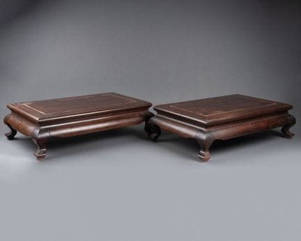 CHINE VERS 1900
Paire de petites TABLES BASSES ou 