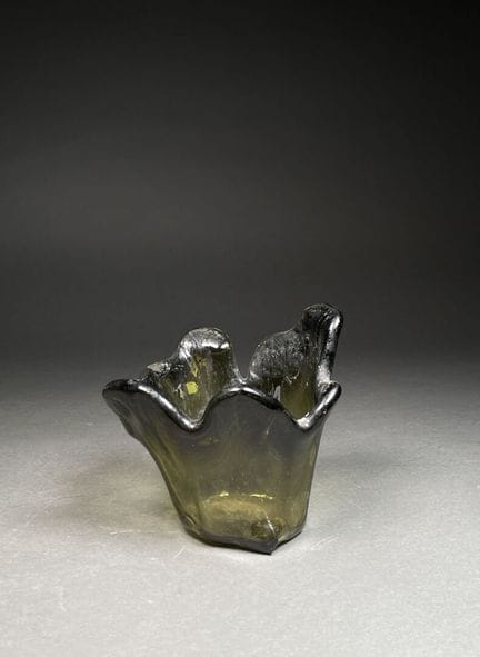FREE-FORM CUP
Tinted blown glass 
H. 13.5 cm