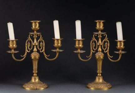 Coppia di candelabri a tre luci 
Decorata con fogl