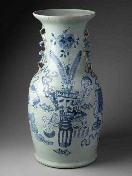 CHINE-XIXème siècle
VASE balustre à décor d'objets