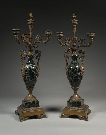 Paire de CANDELABRES à trois bras de lumière à déc