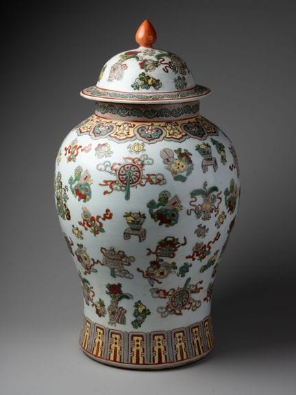 CHINE - Epoque MODERNE
POTICHE couverte à décor d'