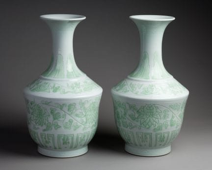 CHINE - Epoque MODERNE
Paire de VASES à décor de f