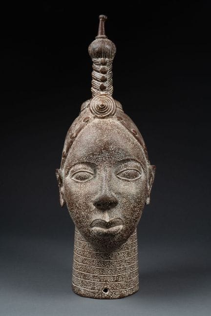 BENIN - XXe siècle
Tête royale Oba 
Bronze patiné 